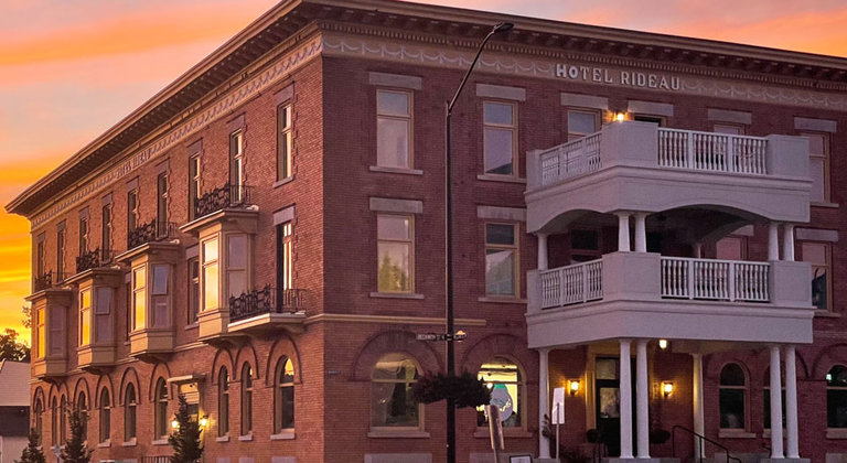 Rideau Hotel - Canada Preferred Partner Card - Image of the Rideau Hotel in front of a sunset